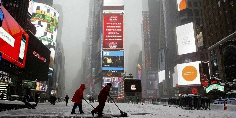 DUGNAD: På Times Square i New York måtte folk begynne å måke snø. I Central Park kom det 70 centimeter med snø.