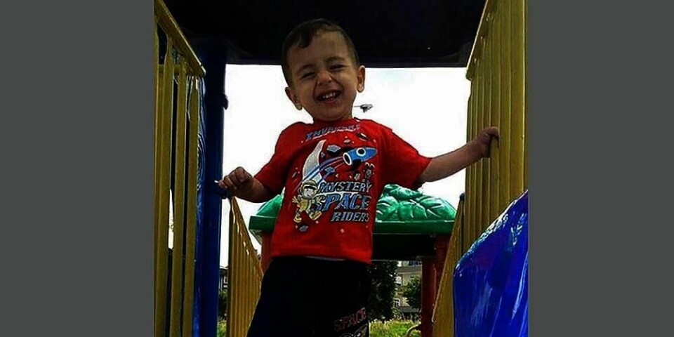 DØDE: Magasinet Charlie Hebdo har tegnet den døde treåringen Alan Kurdi i framtida.