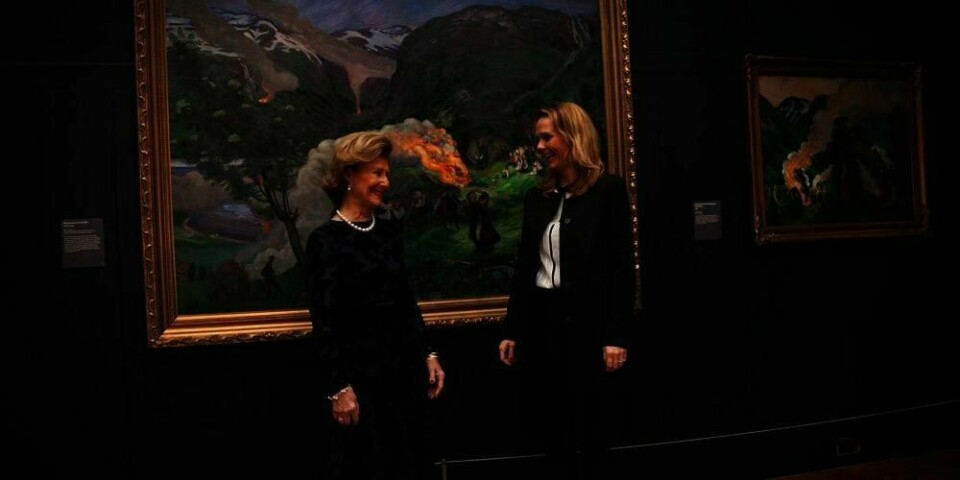 UTSTILLING:  Dronning Sonja var æresgjest da Astrup-utstillingen åpnet i London. Her er hun sammen med kulturminister Linda Hofstad Helleland.