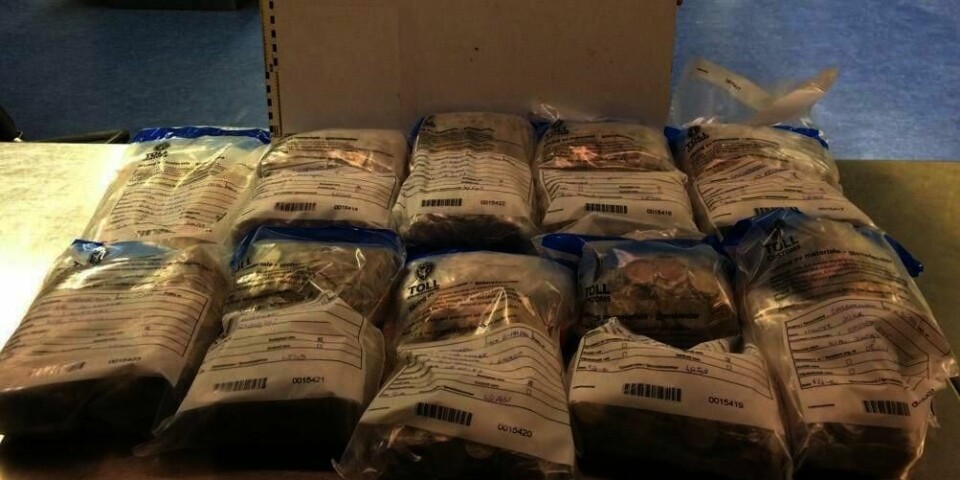 UVANLIG: Her er myntene som mannen forsøkte å få med seg inn til Norge. Til sammen var de verdt over 200.000 kroner.