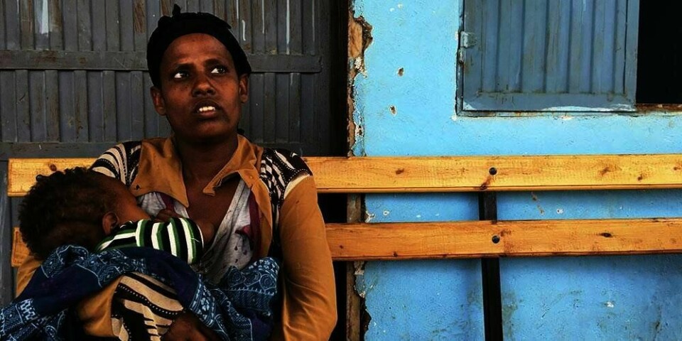 En kvinne ammer barnet sitt i området Oromia i Etiopia. De og flere millioner andre mennesker har for lite mat. 18 millioner mennesker er i stor fare på grunn av sult.