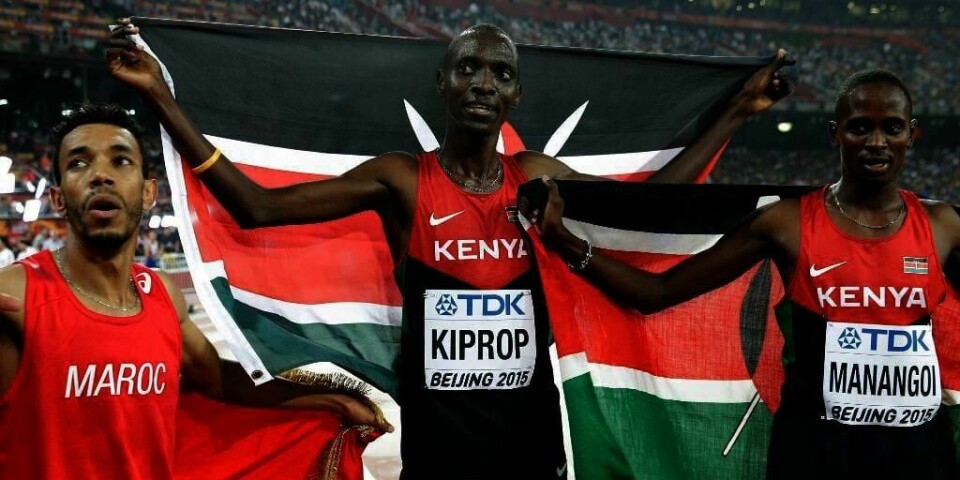 KAN BLI HJEMME: Kenya vurderer å la være å sende sine utøvere til OL i Rio i sommer. Bildet viser Kenya's Asbel Kiprop (i midten) og Elijah Motonei Manangoi (til høyre). De vant gull og sølv på 1500-meter i Verdensmesterskapet (VM) i 2015.
