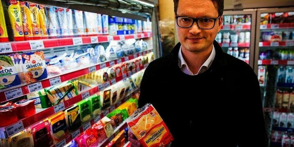 NEI: Synnøve Finden og kategori-direktør Magnus Tollefsen får ikke lov å selge denne osten. Det har Follo tingrett bestemt. Selskapet Tine liker ikke at osten kalles en jarlsbergtype-ost.