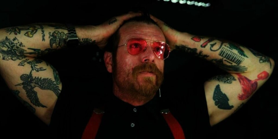 TILABAKE: Jesse Hughes er vokalist i Eagles of Death Metal. Her er han foran sminkespeilet backstage på Sentrum Scene.