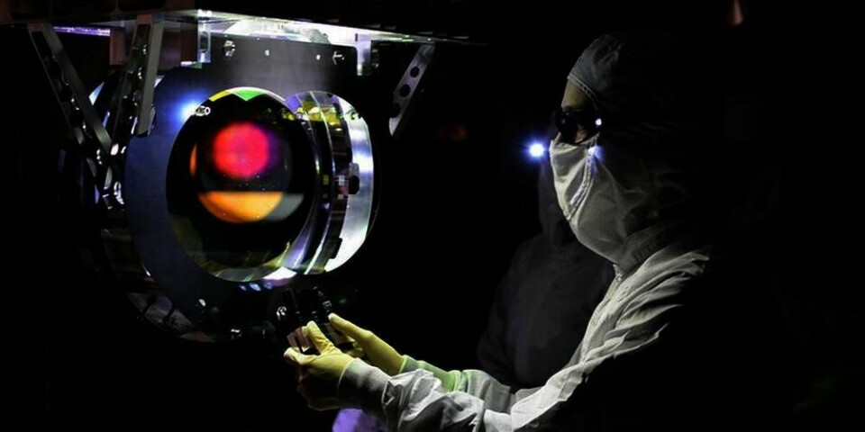 BØLGER: Forskerne har funnet gravitasjons-bølger. Det er en sensasjon. Her jobber en forsker ved LIGO-avdelingen. De har lett etter bølgene i 24 år.