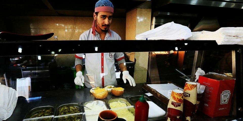JOBB: Denne mannen er en av flere syrere som har fått jobb på en restaurant i Khartoum i Sudan.