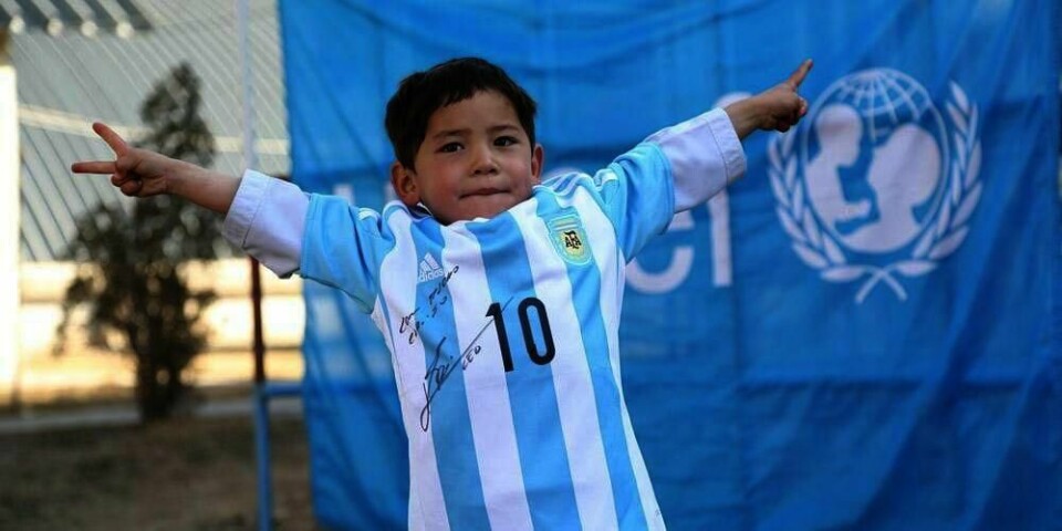 GLAD:  Så glad ble femåringen Murtaza Ahmadi for fotballtrøye fra fotballstjernen Messi.