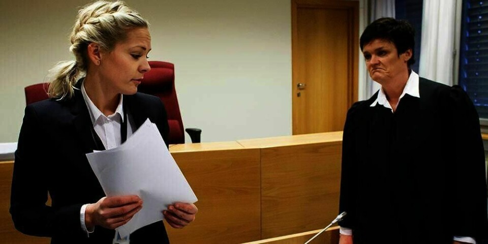 RETTEN:  Sprinteren Jaysuma Ndure er tiltalt for vold mot samboeren. Men deler av tiltalen tas bort. På bildet er aktor Camilla Ek Sørensen (til venstre) og Ndures forsvarer Mette Yvonne Larsen i Nedre Romerike tingrett.