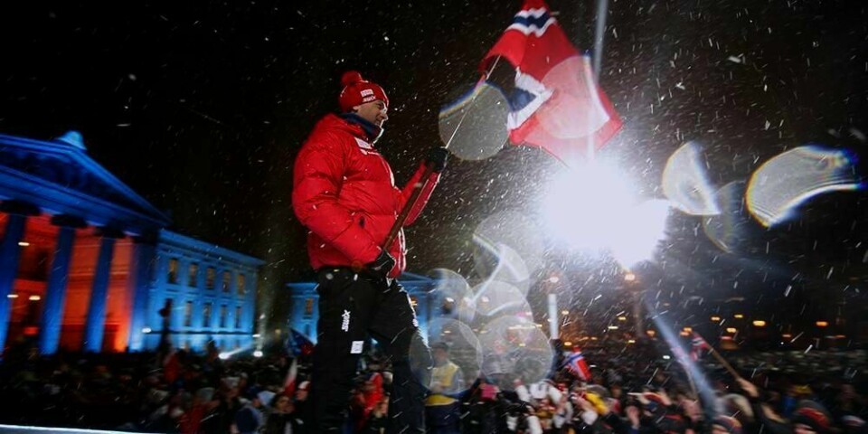 FEIRER: Torsdag starter verdens-mesterskapet (VM) i skiskyting i Oslo. Det ble feiret på universitetsplassen onsdag. Ole Einar Bjørndalen bar det norske flagget. Han deltar i sprint lørdag. Torsdag er det klart for stafett.