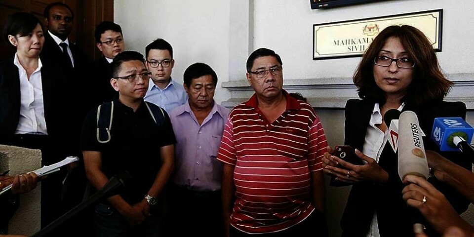 SAKSØKER: Advokaten Sangeet Deo snakker med pressen om søksmålet. Hun står sammen med familien til tre av passasjerene som døde i flyulykken med Malaysia Airlines.