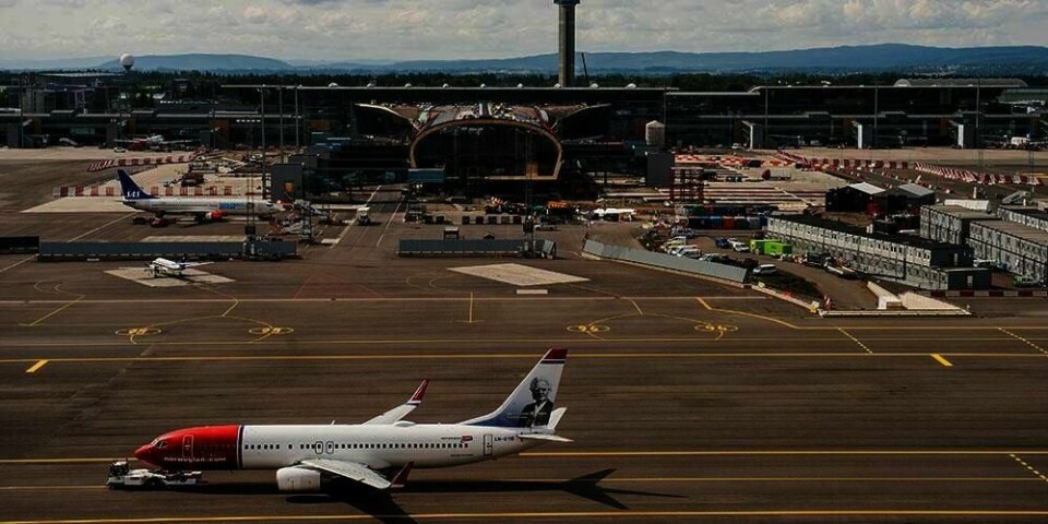 DYRERE: Selskapene Norwegian og Widerøe har gjort flybillettene sine dyrere. De vil ikke tape penger på den nye flypassasjer-avgiften til staten.
