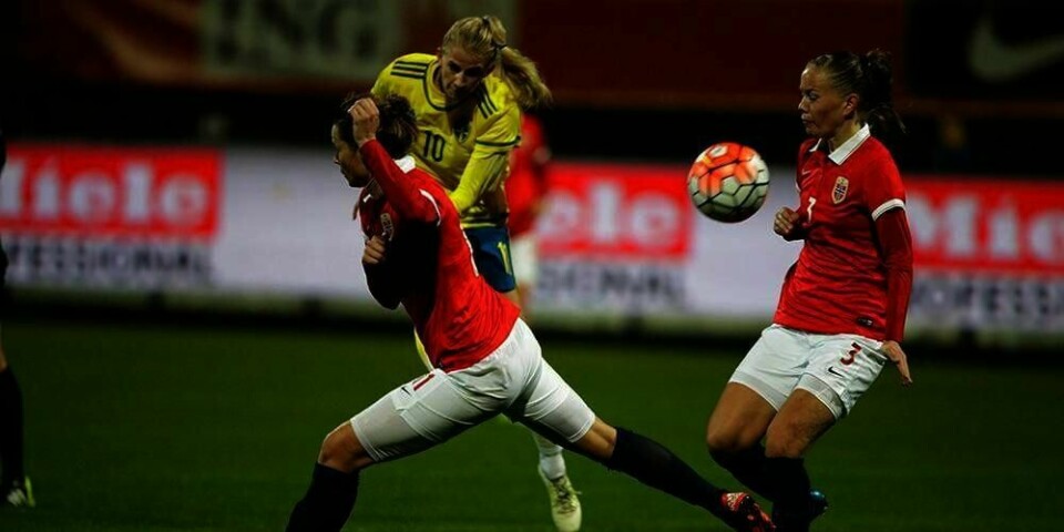 KAMP: Marita Skammelsrud Lund (til høyre) og Nora Holstad Berge i kampen mot Sverige torsdag. Norge tapte kampen 0-1. Det norske landslaget kjemper for en plass i De olympiske leker (OL). De må vinne mot Nederland lørdag.