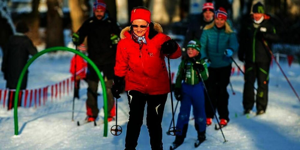 SKI: Kongefamilien er glade i å gå på ski. Her går dronning Sonja på ski på Slottsplassen. Like bak kommer kronprins Haakon og familien hans.