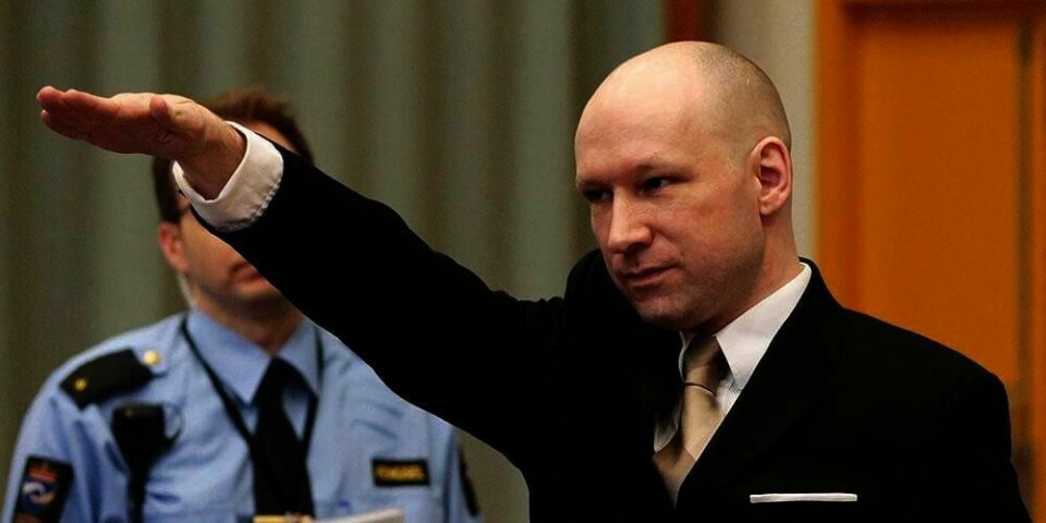 HILSEN: Anders Behring Breivik har sittet i fengsel i snart fem år. Han viste seg i retten igjen tirsdag. Da hilste han med en høyre-ekstrem hilsen.