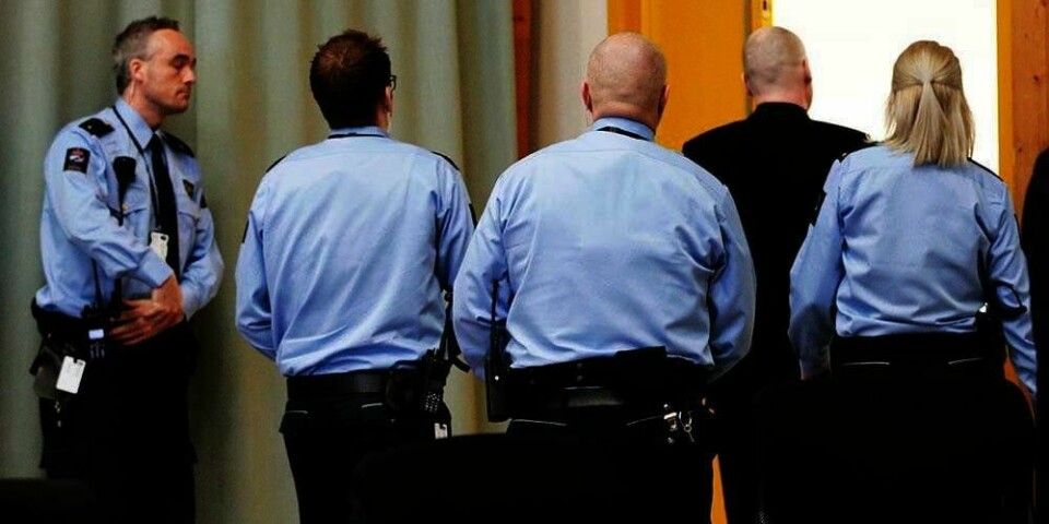 RING: Anders Behring Breivik blir passet godt på i retten. Rettssaken skjer i Skien fengsel. Der soner Breivik dommen på 21 års forvaring.