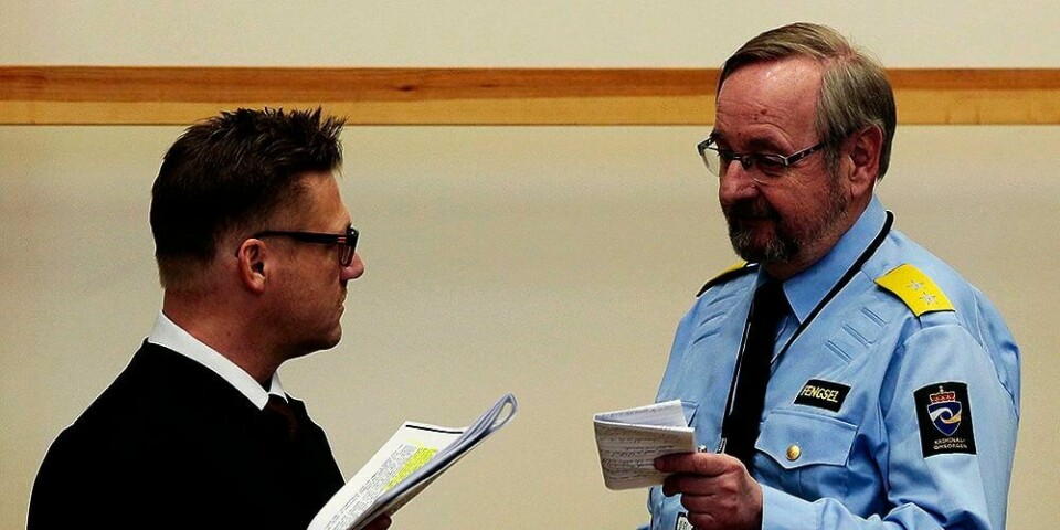 SJEKKET: Knut Bjarkeid (til høyre) forklarte seg i retten torsdag. Direktøren ved Ila fengsel forklarte hvordan de sjekket Anders Behring Breivik nøye. Det var for å forhindre selvmord.