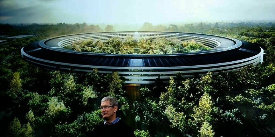 ROMSKIP: Sjef Tim Cook viser fram det nye lokalet til selskapet Apple. Det kalles «romskipet» fordi det ligner en UFO.