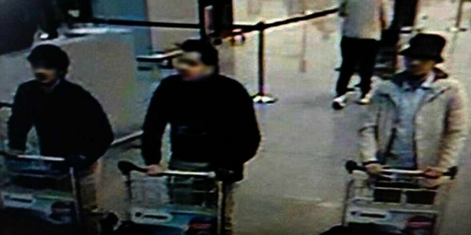 MISTENKTE: Disse tre mennene er mistenkt for eksplosjonene på flyplassen i Brussel tirsdag. De to mennene skal være døde. Mannen til høyre skal være på frifot.