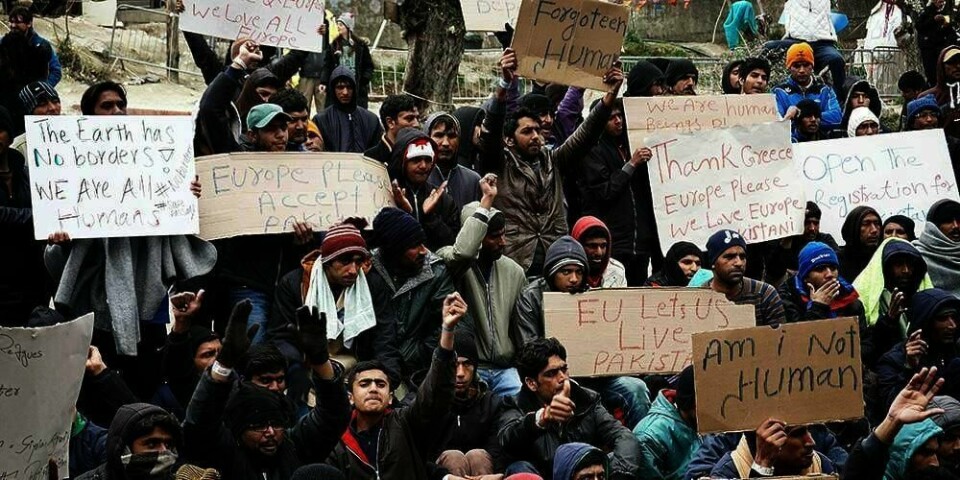 PROTEST: Flyktninger protesterer mot dårlig behandling på asylmottaket Moria på øya Lesvos i Hellas. Nå sier hjelpe-organisasjoner at de ikke vil jobbe mer på øya før det blir bedre på mottakene.