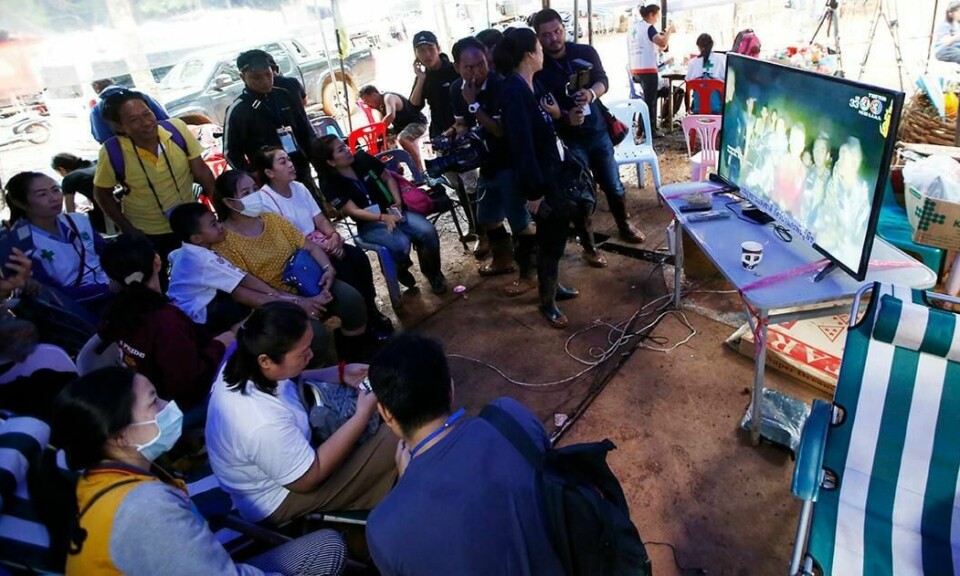 TID: Redningsarbeidere har fått dårlig tid. 12 gutter og fotballtreneren deres må reddes ut av en grotte. Nå er det meldt mer regn. Det gjør situasjonen vanskelig. På bildet ser vi familie-medlemmene til guttene i grotten.