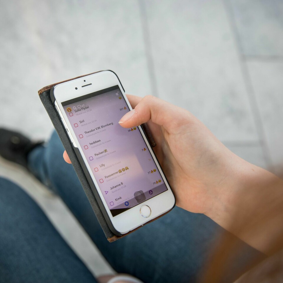 Oslo 20171102.
Illustrasjonbilde av jente som skriver på en iPhone mobil/smartphone. Modellklarert.
Foto: Mia Oshiro Junge / NTB scanpix