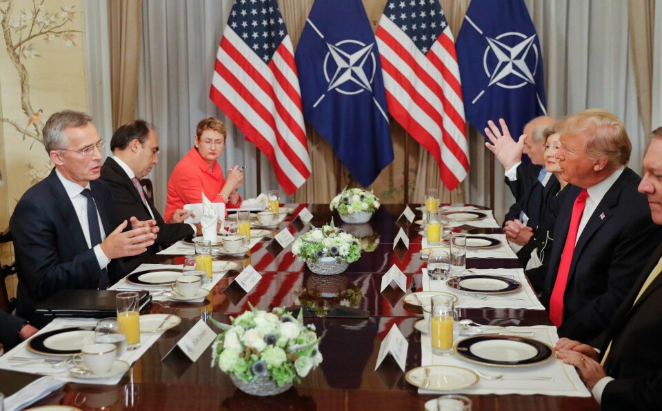 FROKOST: NATOs generalsekretær Jens Stoltenberg møtte president Donald Trump til frokost. Her diskuterte de hva NATO skal gjøre framover. Bildet viser NATOs generalsekretær Jens Stoltenberg og president Donald Trump. De to deltok på en frokost. Det skjedde på NATOs toppmøte i Brussel.