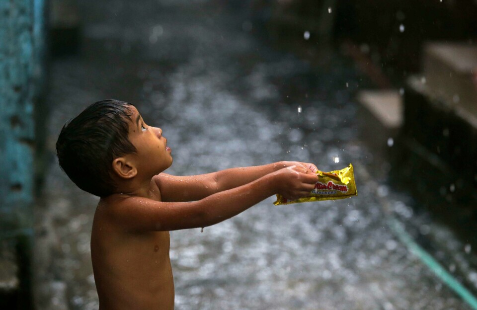 REGN: Flere steder i Asia har regnet ført til flom i det siste. Som her på Filippinene.