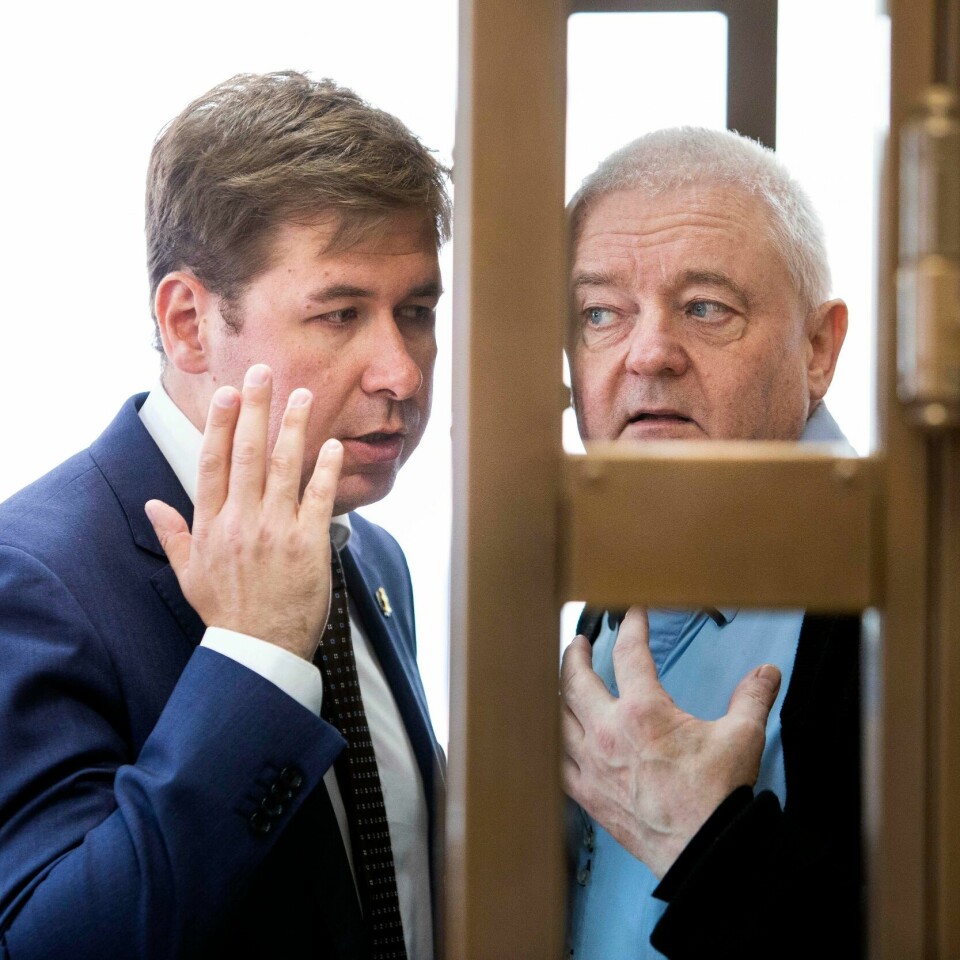 FENGSEL: Frode Berg (til høyre) skal sitte i russisk fengsel i minst to måneder til. Her er han sammen med sin advokat Ilja Novikov.