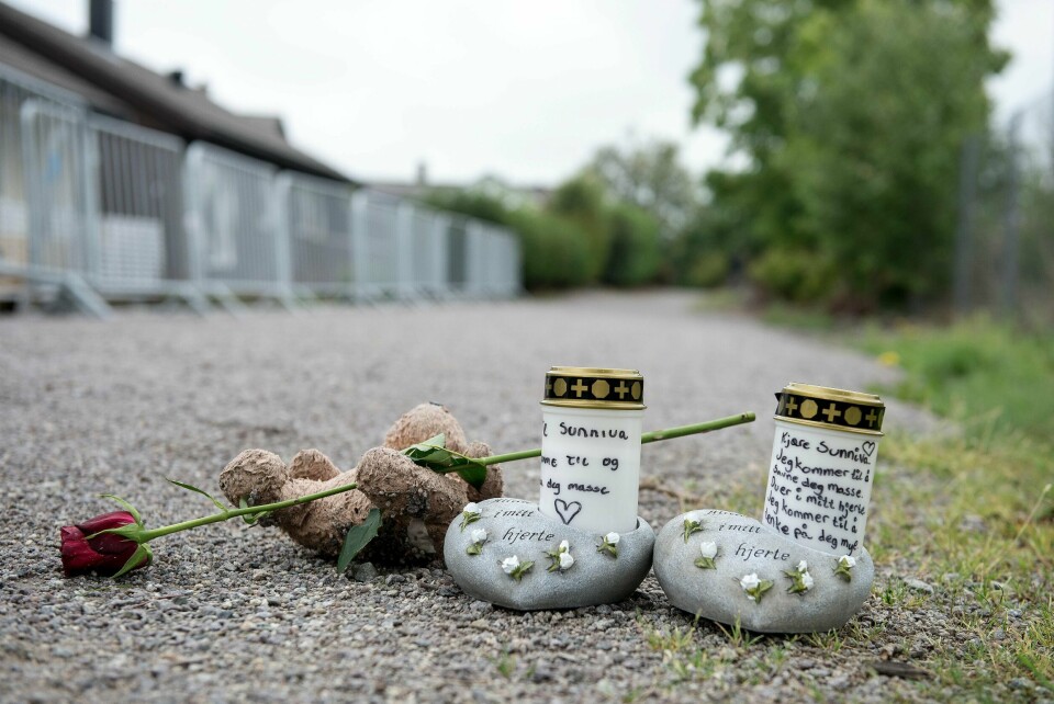 LYS: Folk har satt opp lys på stien der Sunniva Ødegård ble funnet død.