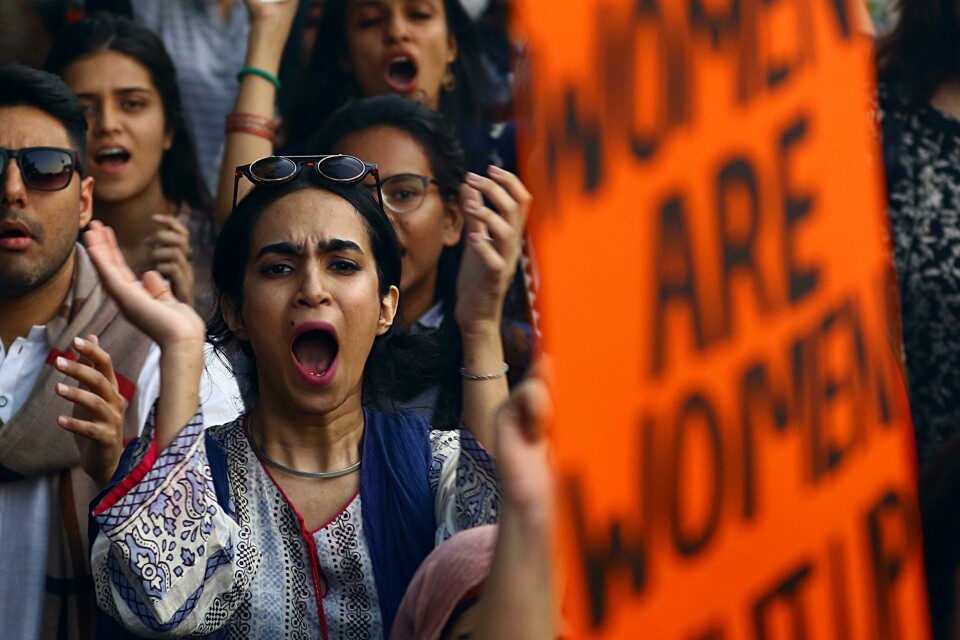 MARSJ: 8. mars er den internasjonale kvinnedagen. I Pakistan blei dagen markert blant anna i Karachi. Bildet viser kvinner i 8. mars-marsj.