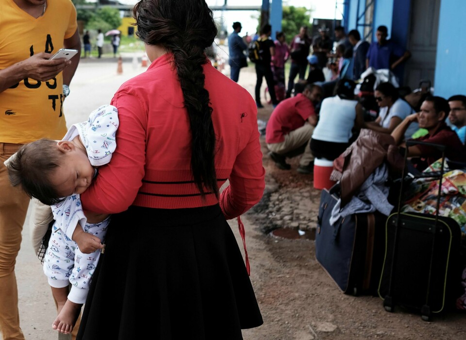 FLYKTER: Folk strømmer over grensa fra Venezuela til Brasil. Her venter folk på å bli sjekket ved grensa til delstaten Roraimas nord i Brasil.