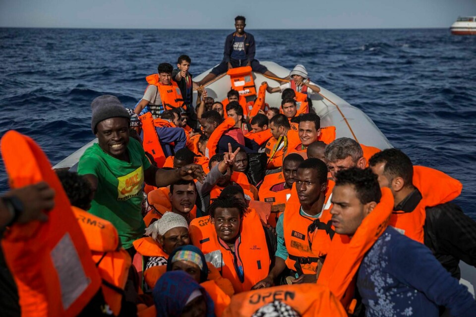 MIGRANTER: EU har kommet med et nytt forslag. De vil at alle EU-land skal lage team med redningsfolk. Teamene skal hjelpe migranter og flyktninger i landene ved Middelhavet.