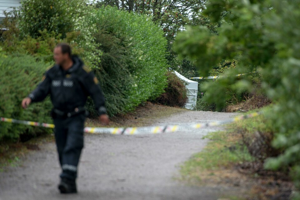 FUNNET: Sunniva Ødegård ble funnet på en gangvei nær hjemmet sitt. Bildet viser stedet der Sunniva ble funnet og politi som jobber på stedet.