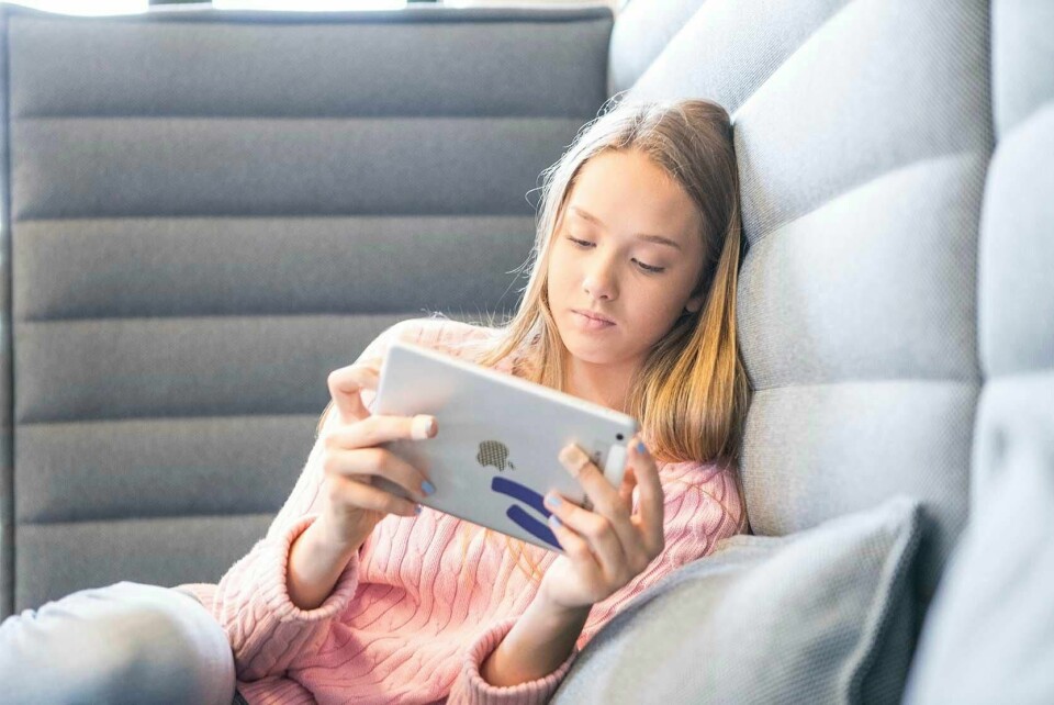 SKJERM: Mange unge sitter mer enn tre timer foran en skjerm hver dag. Dette gjelder over halvparten av jentene i ungdomsskolen.