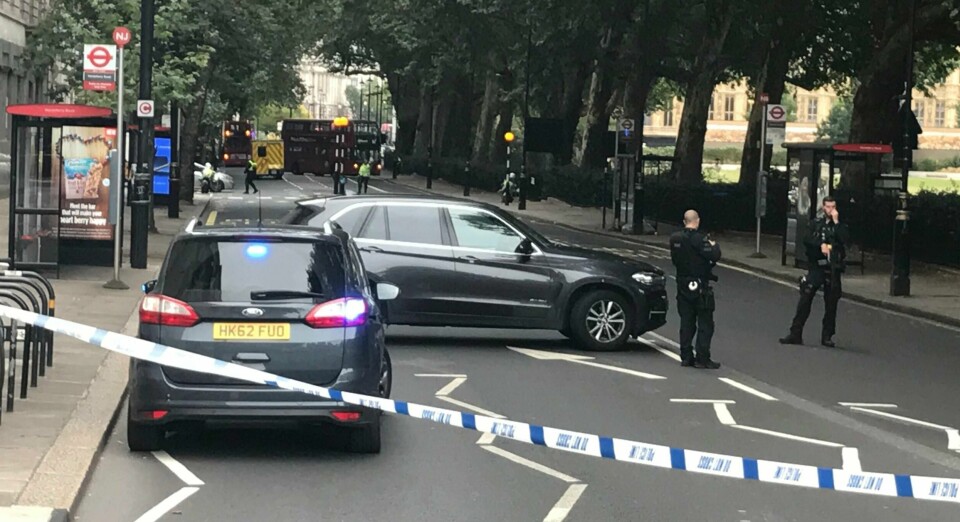 BILKRASJ: Politiet har stengt et område i London. Det måtte de gjøre etter at en bil krasjet inn i sperringer ved Parlamentet.