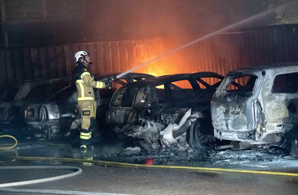 BILBRANN: Over 100 biler ble tent på av ungdommer natt til tirsdag. Det var bilbranner flere steder i Sverige.