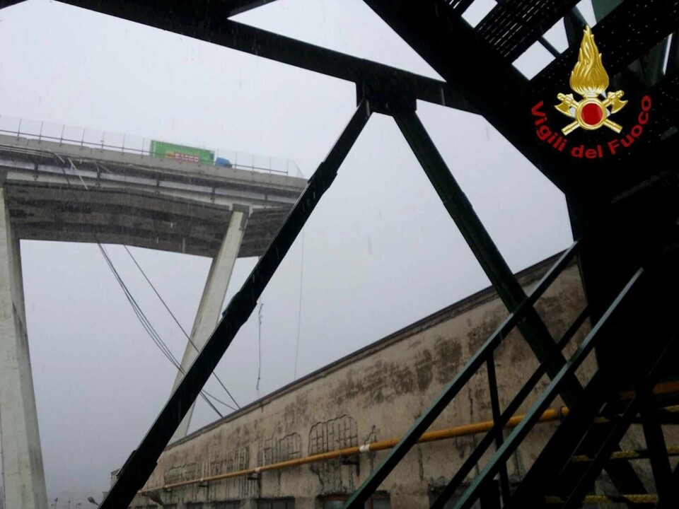 RASTE: Brua ved Genova er borte. Veien slutter midt i lufta.