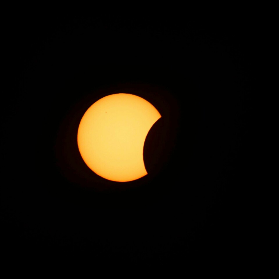 Sol-FORMØRKELSE: Lørdag blir det både sol-formørkelse, oppskytning av solsonde og meteor-sverm. Bildet er fra sol-formørkelsen i 2015.