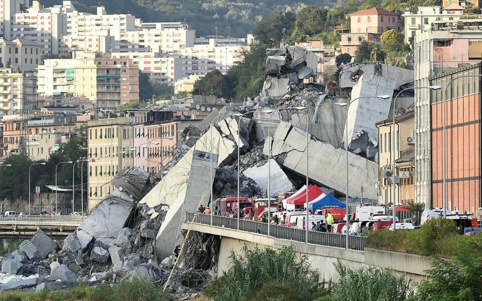 BRO: Ponte Morandi-broen i byen Genova i Italia raste sammen. Nå vil folk i Italia ha svar på hvorfor broen raste.