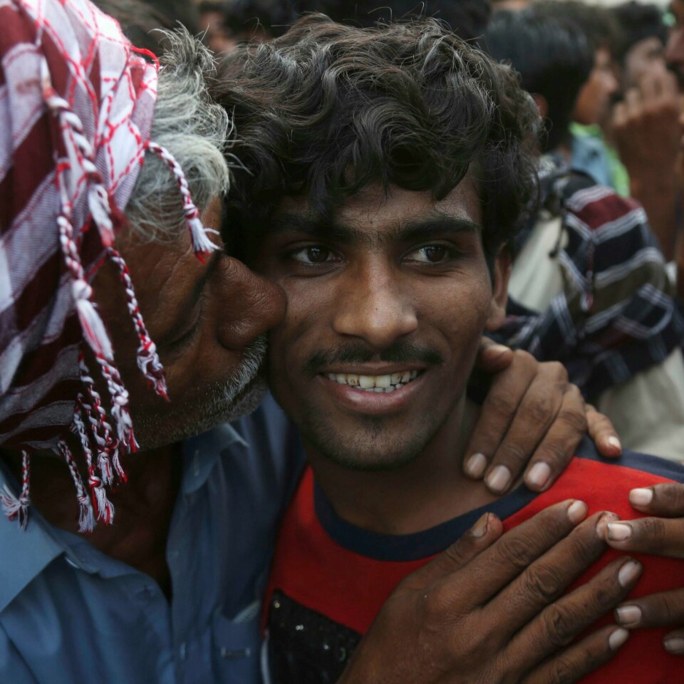 FRI: En pakistansk familie tar imot en slektning på en togstasjon i Pakistan. Mannen er en av 14 fiskere som ble løslatt av India i forrige uke. Mandag løslater også Pakistan fanger fra nabolandet.