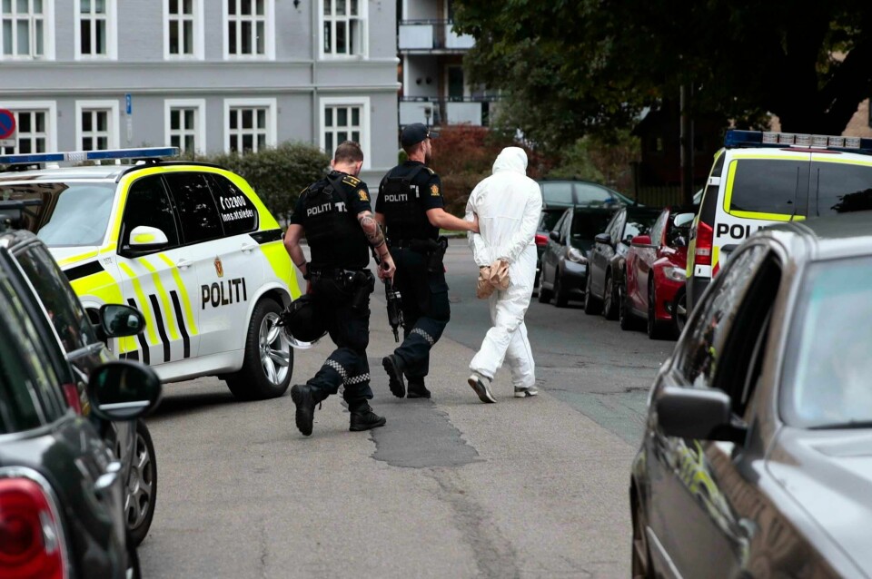PÅGREPET: Politiet tar med seg en person. Denne personen ble pågrepet rett etter skyting på gata på Sagene i Oslo.