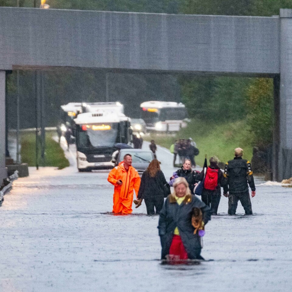 REGN: Det har regnet mye i Norge de siste dagene. Her tar folk i Kristiansand beina fatt.