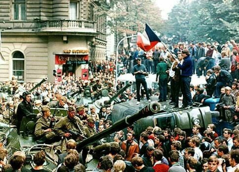 DEMONSTRASJON. Ungdommer i Praha i Tsjekkoslovakia vifter med flagg mot sovjetiske stridsvogner. Bildet er tatt 21. august 1968.