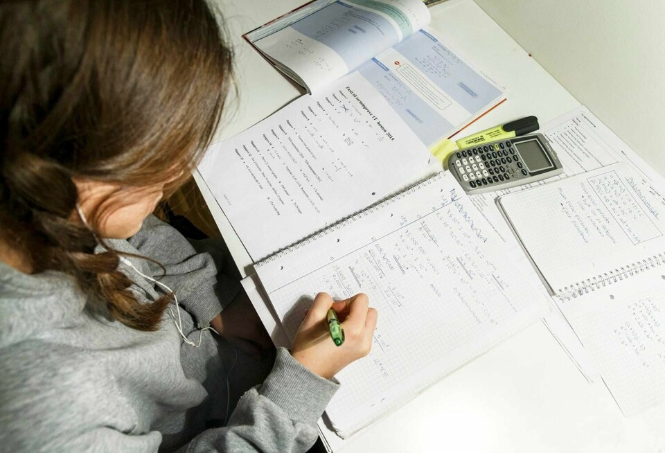 LEKSER: Folk er uenige om elever bør ha lekser eller ikke.