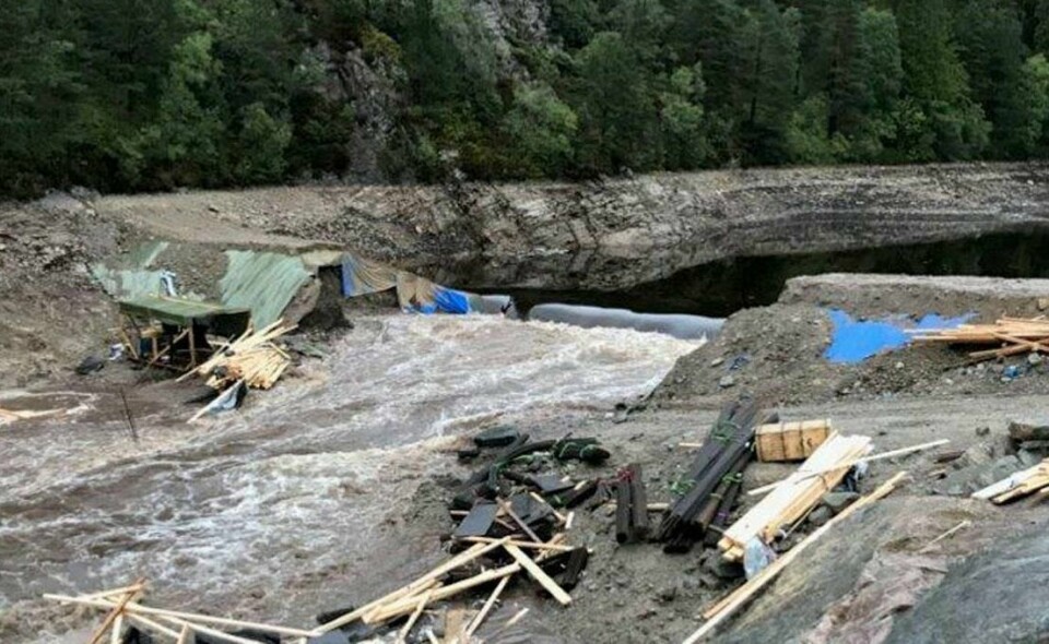 FLOM: En midlertidig demning ble ødelagt i Bergen. Vannet fosset ut fra demningen.