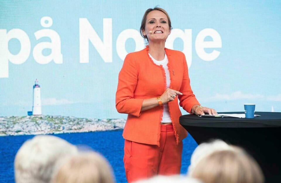 FORBUD: Barneminister Linda Hofstad Helleland foreslår at det skal bli forbudt å bruke mobiltelefon på alle skoler.