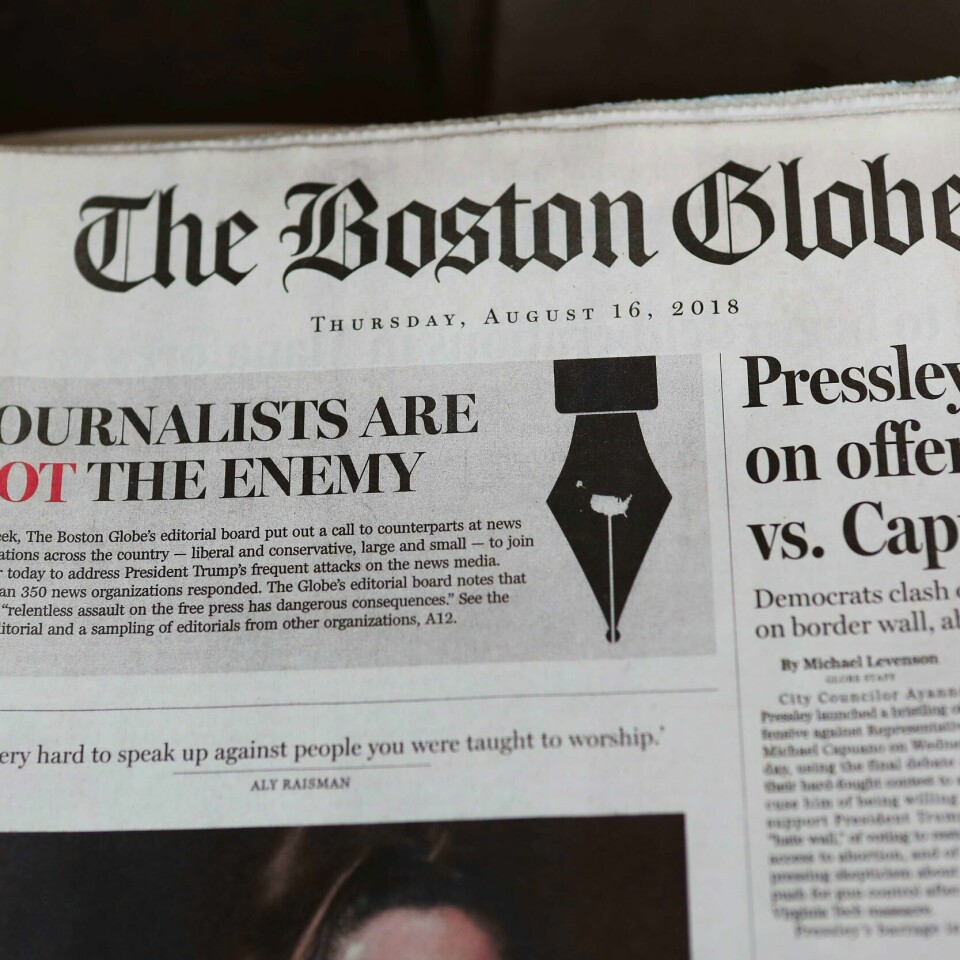 TRUSLER: En mann skal ha truet med å drepe folk i avisa The Boston Globe i USA. Mannen er siktet for truslene. Avisa og flere andre aviser svarte president Donald Trumps kritikk mot pressen. – Journalister er ikke fienden, står det på denne siden.
