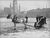 Bildet fra cirka 1904 viser folk, hest og vogn foran Johannes kirke i Oslo.