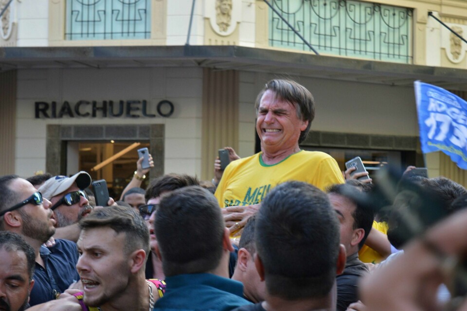 STUKKET: Her har Jair Bolsonaro har nettopp blitt stukket med kniv. Bolsonaro kan bli den neste presidenten i Brasil.