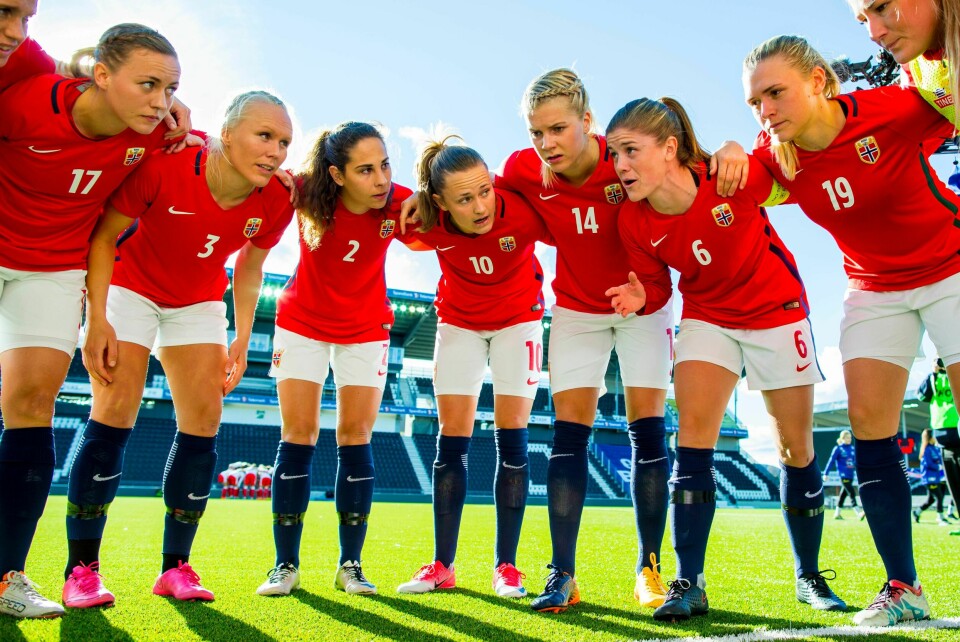 KAMP: Tirsdag spiller Norge kamp mot Nederland. Hvis Norge vinner kampen kvalifiserer laget seg til verdensmesterskapet (VM) i fotball neste år.